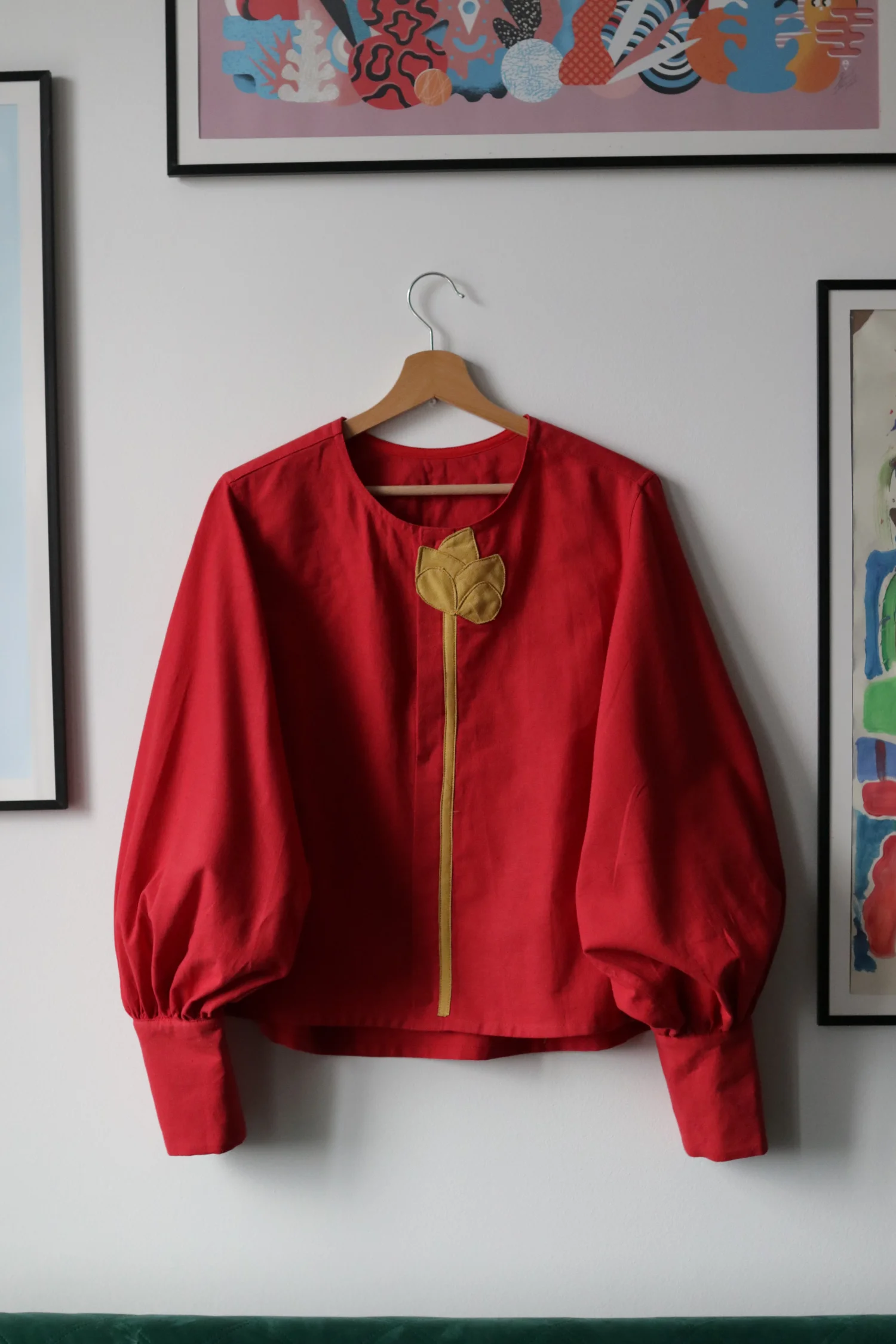 Czerwona z kwiatkiem