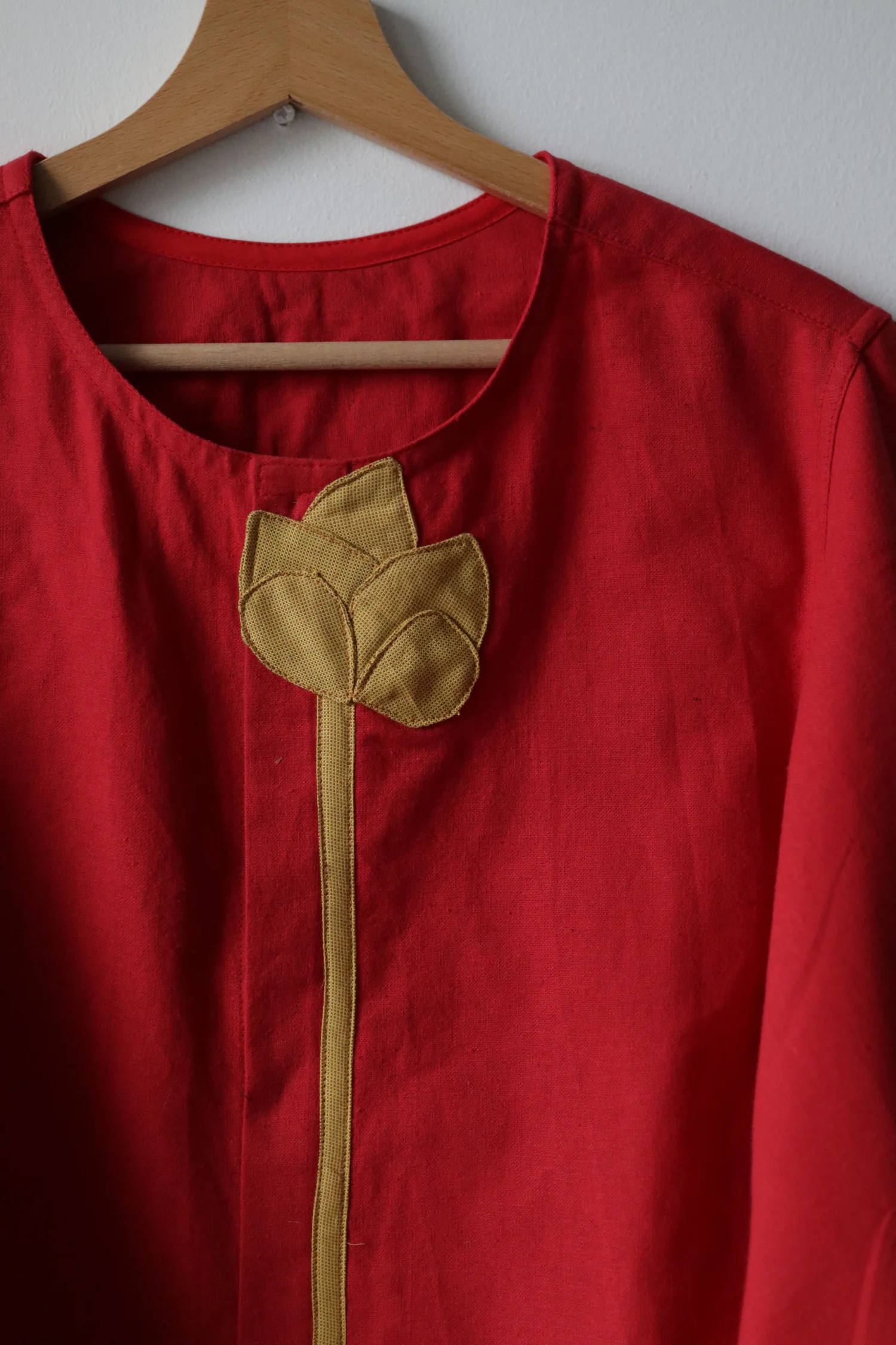 Czerwona z kwiatkiem