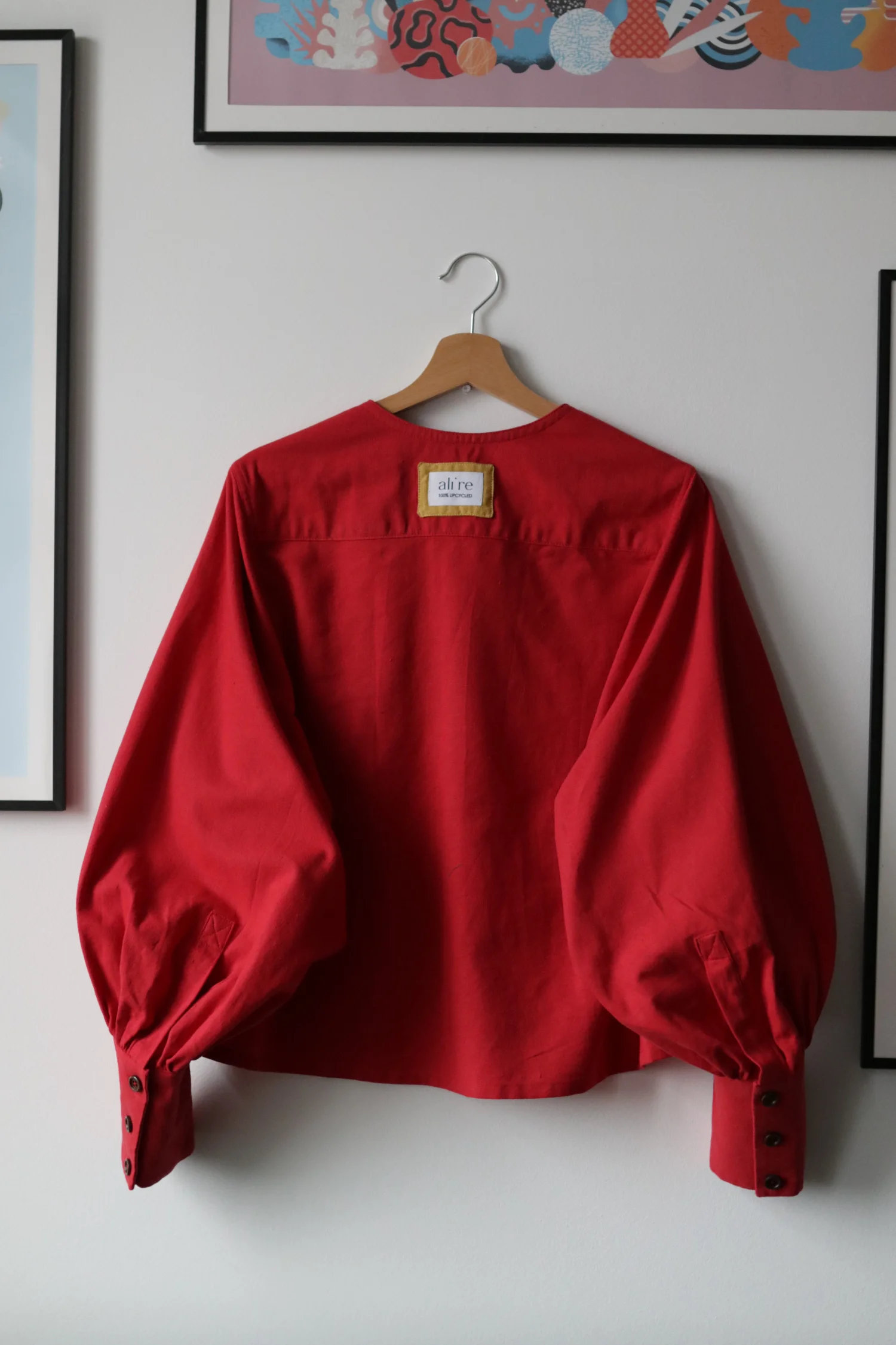 Czerwona z kwiatkiem