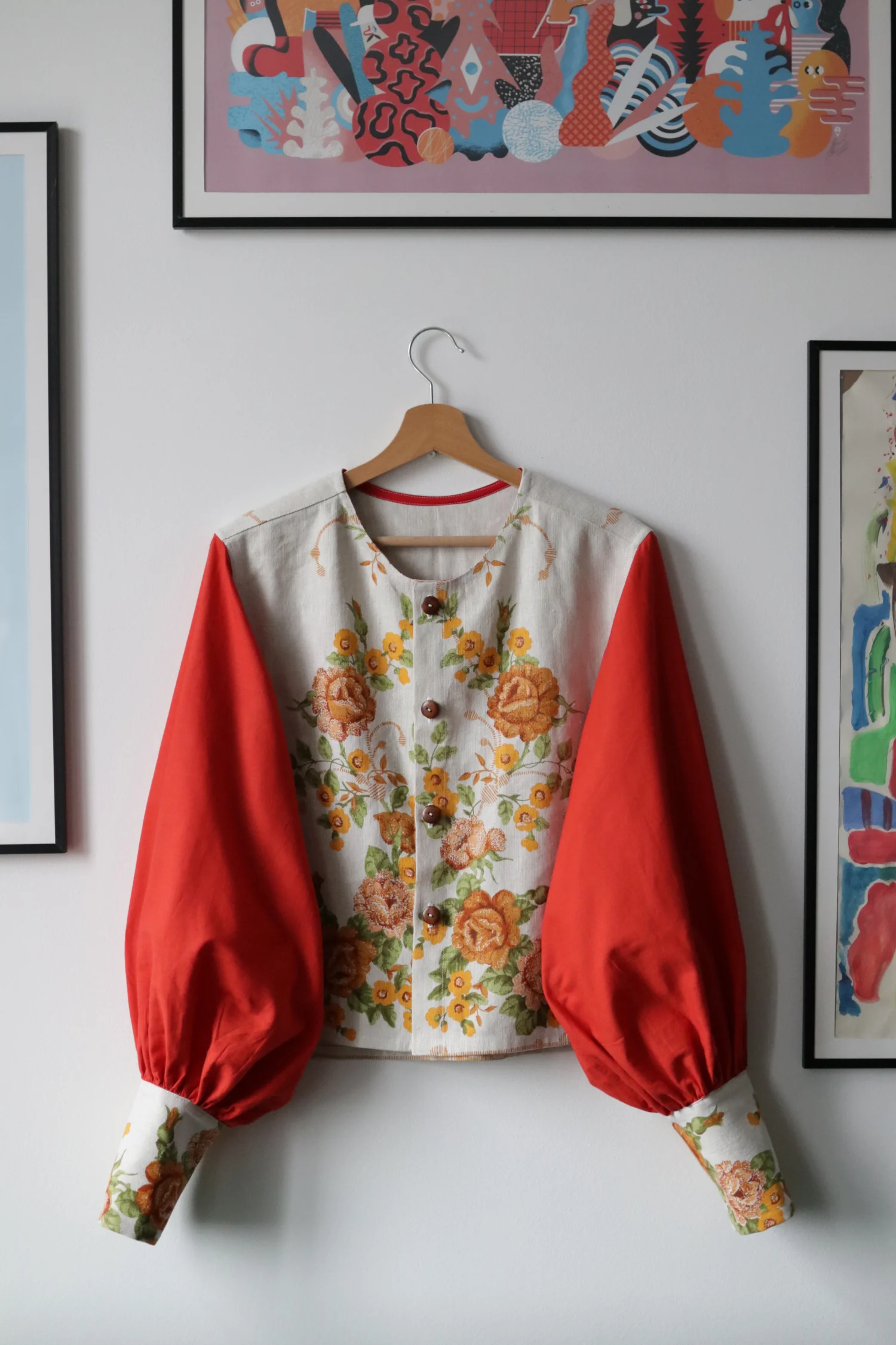 Obrusowa z czerwonym rękawem