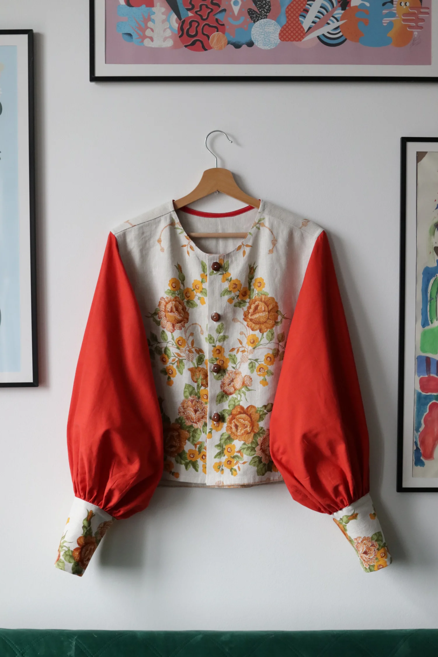 Obrusowa z czerwonym rękawem