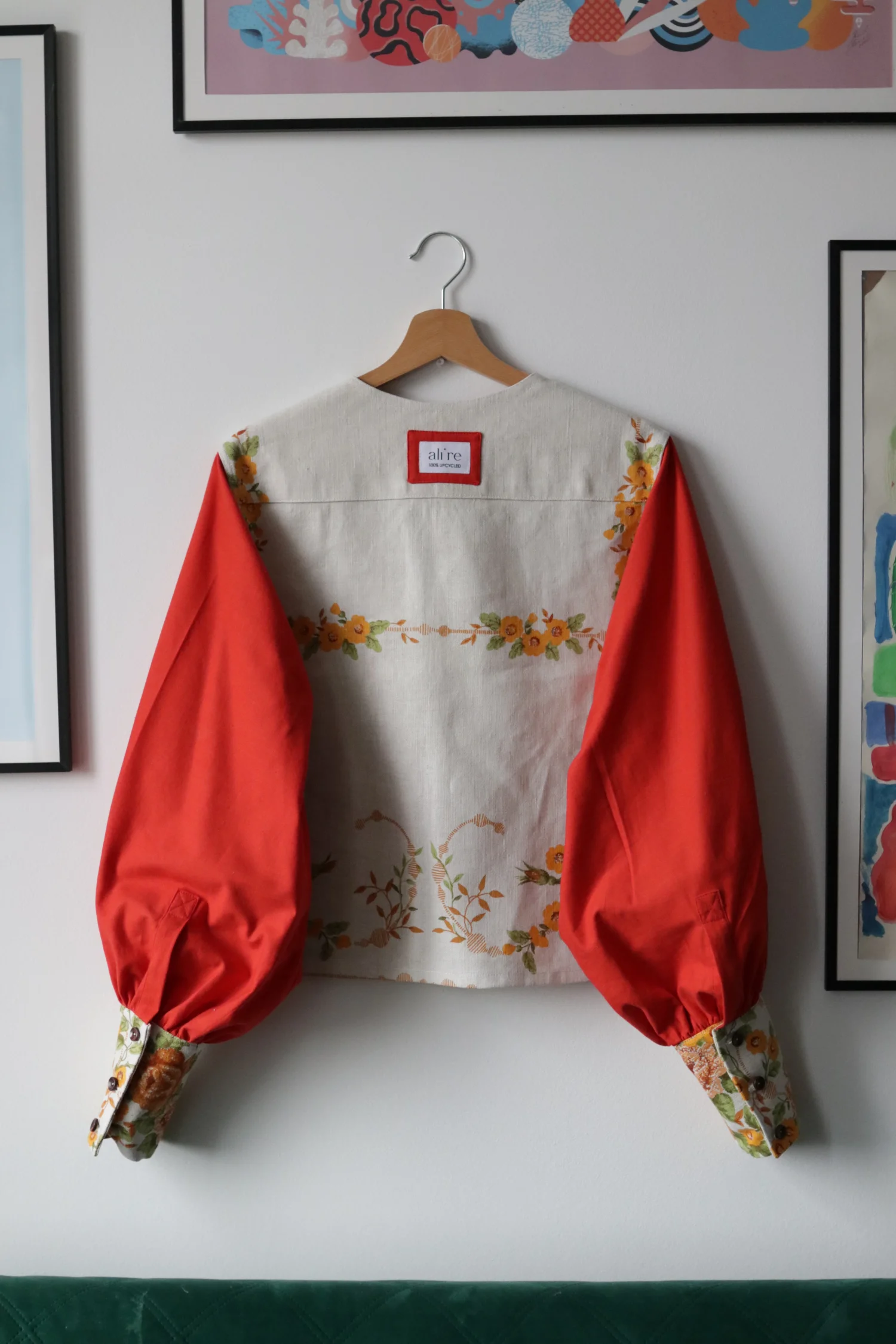 Obrusowa z czerwonym rękawem