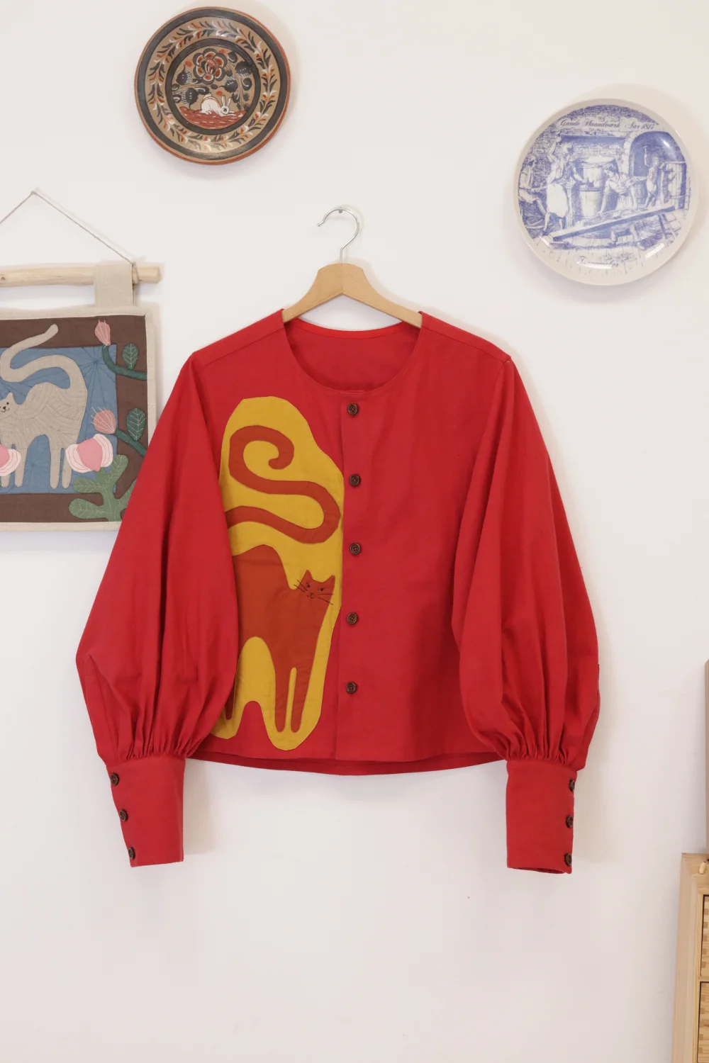 Czerwona z rudym kotem 