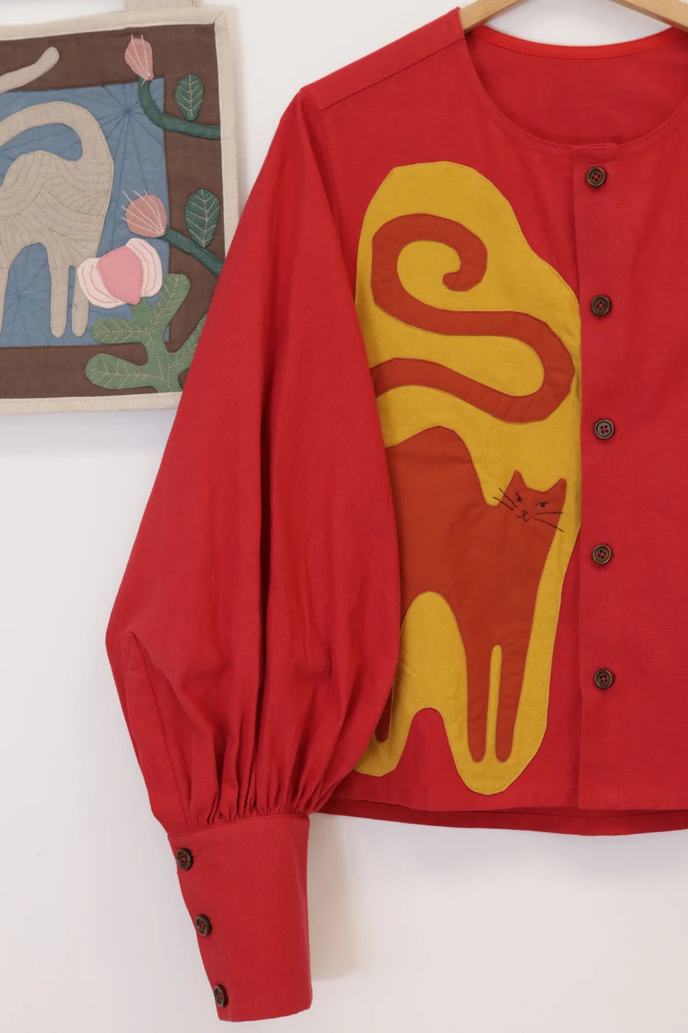 Czerwona z rudym kotem 