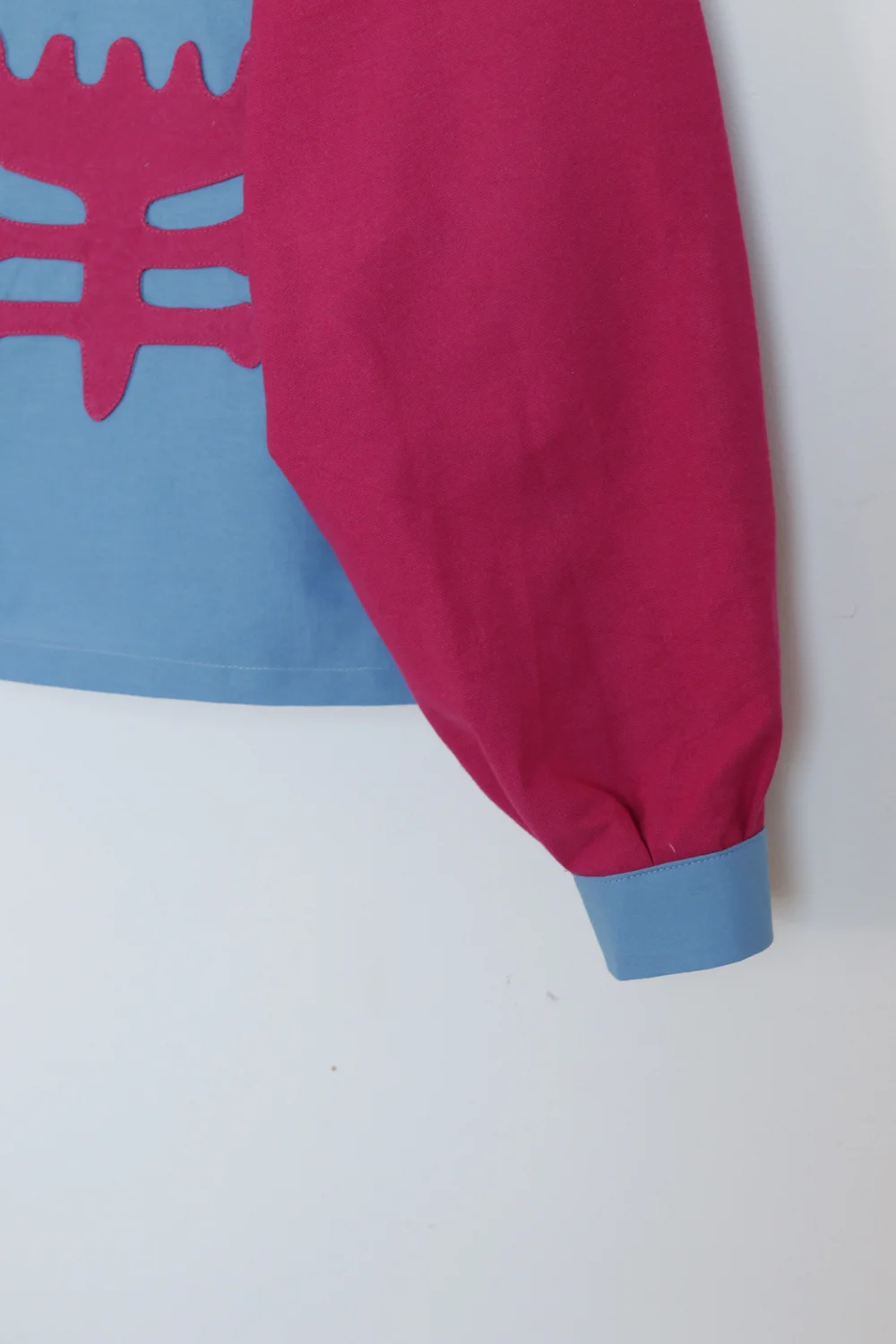 nieoczywista z prostymi rękawami